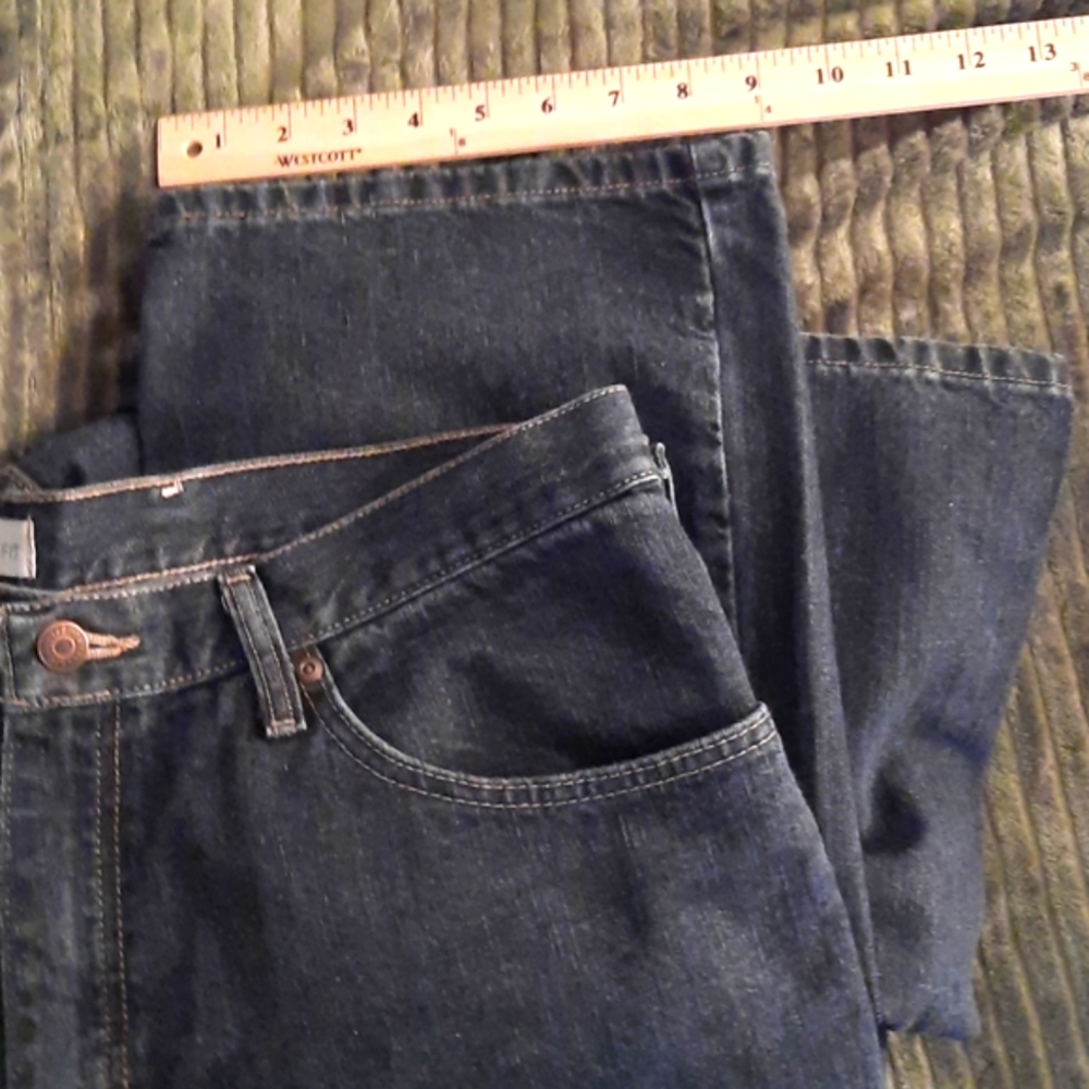Lee denim jeans relaxed fit straight. Mens 40x32. Dark blue denim, like new!